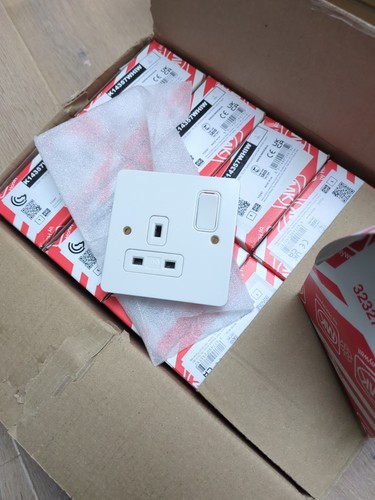 K14357whiw switched socket - mk,